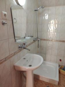 uma casa de banho com um lavatório e um espelho em Apart Hotel Hetodon em Sozopol