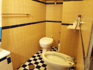 een badkamer met een toilet en een wastafel bij Bee Happy BnB in Campagnano di Roma