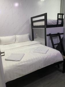 - une chambre avec 2 lits superposés et des draps blancs dans l'établissement Mekong Riverside, à Vientiane