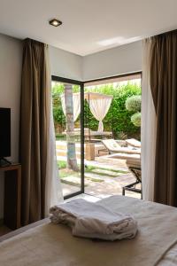 馬拉喀什的住宿－VILLA STANISLAS GOLF RESORT AL MAADEN，一间卧室配有一张床,享有庭院的景色