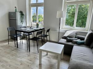 uma sala de estar com uma mesa e um sofá em Kröpi 8 em Bad Doberan