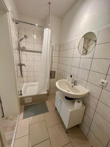 uma casa de banho com um lavatório, um chuveiro e um WC. em Kröpi 8 em Bad Doberan