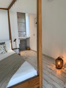 1 dormitorio con 1 cama y suelo de madera en Casale Osvalda, en Alfiano Natta