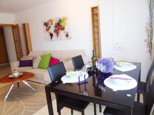una sala de estar con una mesa y un sofá en A&N Valle-Niza, en Vélez-Málaga