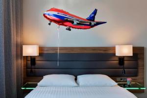 Ein Bett oder Betten in einem Zimmer der Unterkunft MOXY Vienna Airport