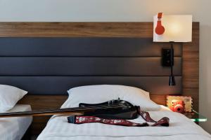 Ein Bett oder Betten in einem Zimmer der Unterkunft MOXY Vienna Airport