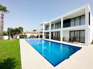 een afbeelding van een zwembad voor een huis bij Luxury villa with large swimming pool and outdoor area in San Fulgencio