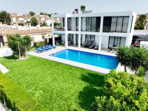 een luchtzicht op een villa met een zwembad bij Luxury villa with large swimming pool and outdoor area in San Fulgencio