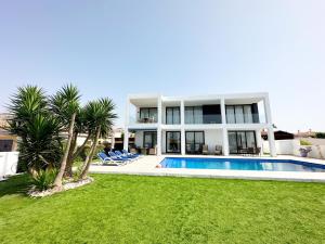ein großes weißes Haus mit Pool und Hof in der Unterkunft Luxury villa with large swimming pool and outdoor area in San Fulgencio