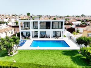 Πισίνα στο ή κοντά στο Luxury villa with large swimming pool and outdoor area