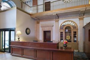 SpringHill Suites by Marriott Baltimore Downtown/Inner Harbor في بالتيمور: قاعة محكمة مع مقعد في مبنى