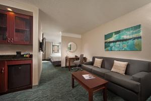 un soggiorno con divano e tavolo di SpringHill Suites by Marriott Baltimore Downtown/Inner Harbor a Baltimora