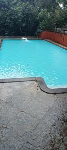 Una gran piscina azul con una rampa. en Tranquil home near vagator beach, en Anjuna 24 fotos más