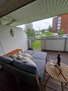 un sofá sentado en un balcón con una mesa en Large apartment - Perfect for Aqua Nor, en Trondheim