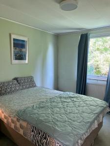 Postel nebo postele na pokoji v ubytování Cozy and Comfortable Entire Home-Near Stockholm City