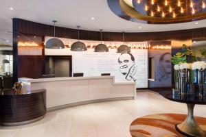 a restaurant with a counter with a picture of a man at SpringHill Suites by Marriott Los Angeles Burbank/Downtown in Burbank