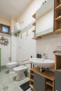 a bathroom with a sink and a toilet at Il Borgo degli Artisti in Montoro Inferiore