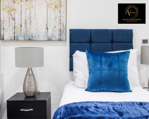 a bedroom with a blue bed with a blue headboard at 2 Bedroom Apartment by AV Stays Short Lets Southwark London in London