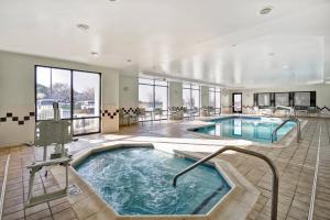 - une grande piscine dans une chambre d'hôtel avec un spa dans l'établissement SpringHill Suites by Marriott Baltimore BWI Airport, à Linthicum