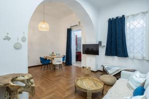 ein Wohnzimmer mit einem Sofa und einem Tisch in der Unterkunft MareLuna Apartment in Neapel