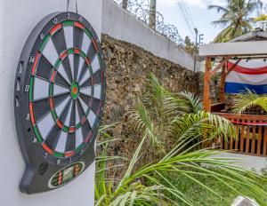 een dartbord aan de zijkant van een muur bij Villa by the beach Mombasa in Mtwapa