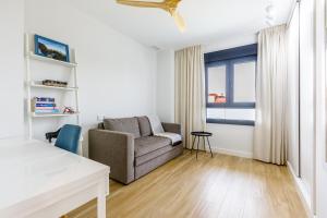 ein Wohnzimmer mit einer Couch und einem Fenster in der Unterkunft A&N Casa Brisa del Mar 1 in Almayate Bajo + 60 Fotos