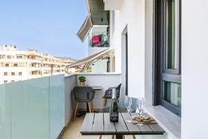 ein kleiner Balkon mit Tisch und Stühlen an einem Gebäude in der Unterkunft A&N Casa Brisa del Mar 1 in Almayate Bajo