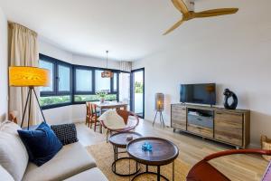 ein Wohnzimmer mit Sofa und Fernseher in der Unterkunft A&N Casa Brisa del Mar 1 in Almayate Bajo