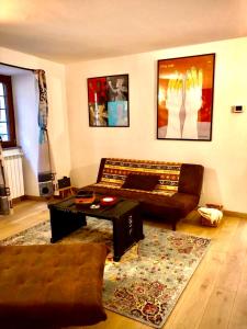 ein Wohnzimmer mit einem Sofa und einem Couchtisch in der Unterkunft The Place in Orvieto