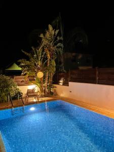 - une grande piscine bleue la nuit dans l'établissement Amazing Villa with a private pool, à Protaras