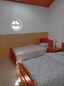 a bedroom with two beds and a window at Retiro d'Azenha in Almoster