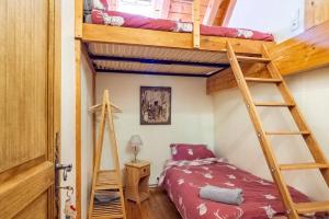 um quarto com um beliche e uma escada em Ecrins Lodge em Le Bourg-dʼOisans