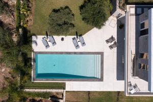 - une vue sur la piscine et ses chaises dans l'établissement Villa Inati, à Nípos