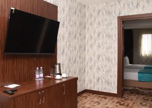 een hotelkamer met een flatscreen-tv aan de muur bij LB Suites Hotel in Bir el Djir
