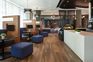Posezení v ubytování Courtyard by Marriott Calgary Airport