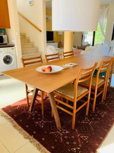 - une table en bois avec un bol de fruits dans l'établissement Amazing Villa with a private pool, à Protaras
