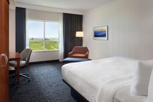 Postel nebo postele na pokoji v ubytování Courtyard by Marriott Calgary Airport
