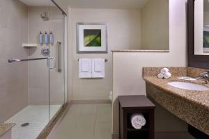 Koupelna v ubytování Courtyard by Marriott Calgary Airport