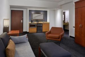 Posezení v ubytování Courtyard by Marriott Calgary Airport