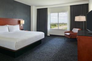 Postel nebo postele na pokoji v ubytování Courtyard by Marriott Calgary Airport