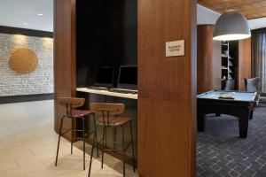 TV a/nebo společenská místnost v ubytování Courtyard by Marriott Calgary Airport