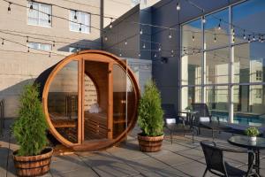 Bazén v ubytování Courtyard by Marriott Calgary Airport nebo v jeho okolí
