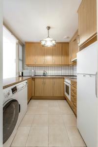 A kitchen or kitchenette at Cozy Holiday Home 1 Bed 2 Bath Balcon Los Gigantes