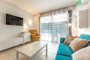 uma sala de estar com um sofá e uma mesa em Cozy Holiday Home 2 Bed 2 Bath Balcon Los Gigantes em Puerto de Santiago