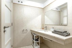 A bathroom at Cozy Holiday Home 1 Bed 2 Bath Balcon Los Gigantes