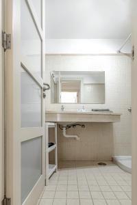 A bathroom at Cozy Holiday Home 1 Bed 2 Bath Balcon Los Gigantes
