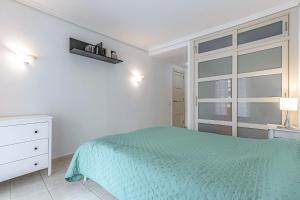 A bed or beds in a room at Cozy Holiday Home 1 Bed 2 Bath Balcon Los Gigantes