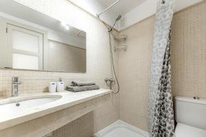 A bathroom at Cozy Holiday Home 1 Bed 2 Bath Balcon Los Gigantes