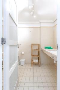 A bathroom at Cozy Holiday Home 1 Bed 2 Bath Balcon Los Gigantes