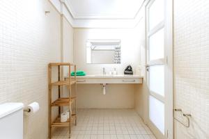 A bathroom at Cozy Holiday Home 1 Bed 2 Bath Balcon Los Gigantes